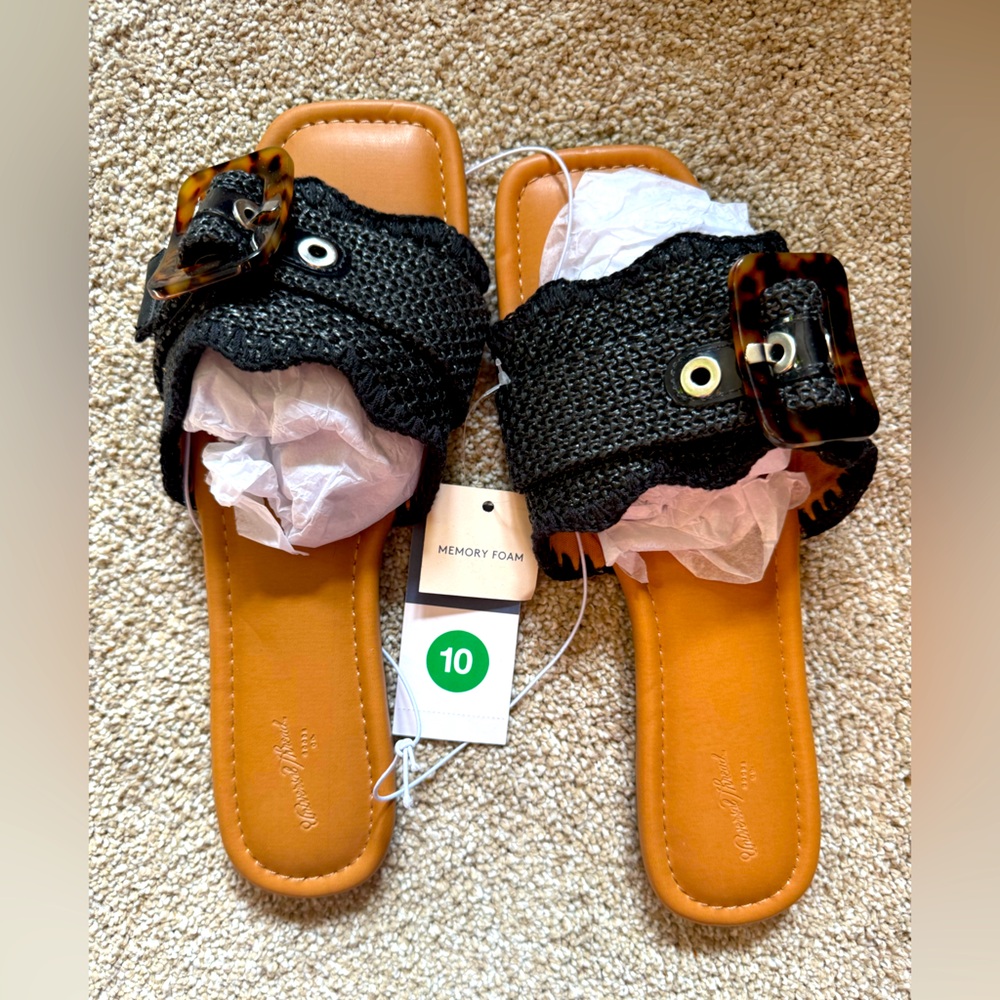 Universal Thread Black Buckle Strap Flat Sandals